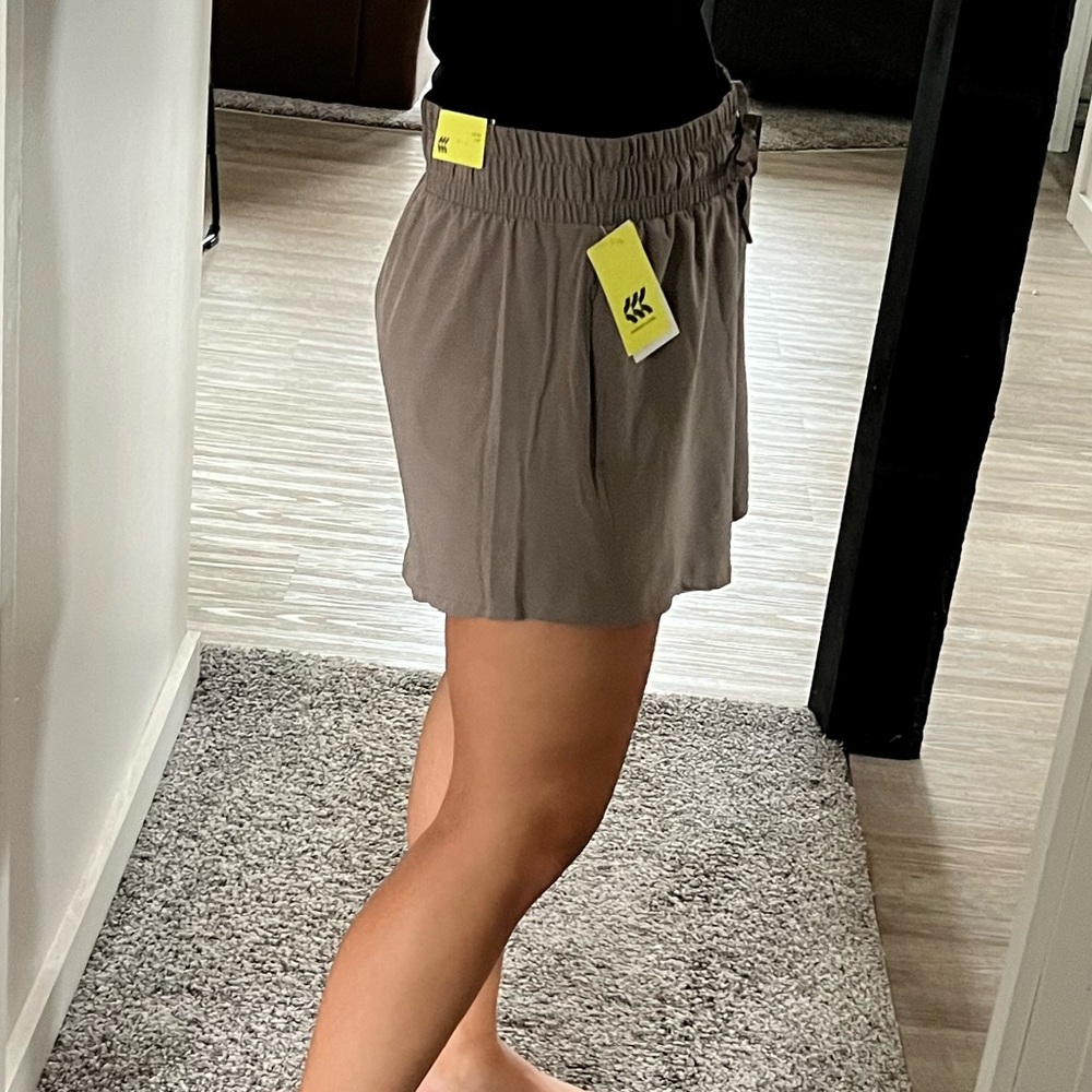 Women’s new tan/gray skort